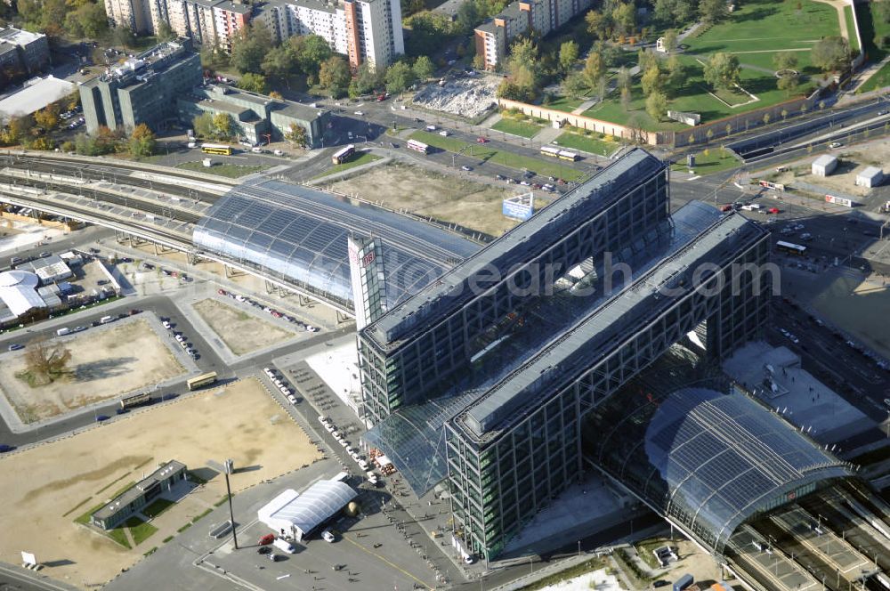 Aerial image Berlin - Blick auf den Hauptbahnhof in Berlin Mitte. Der von dem Architekten Meinhard von Gerkan entworfene Etagenbahnhof wurde auf dem Gelände des einstigen Lehrter Bahnhofs erbaut und am 28. Mai 2006 in Betrieb genommen. Damit wurde auch eine völlige Umstellung und Neuordnung des bisherigen Verkehrskonzepts für den Schienen-Personenverkehr in Berlin durchgeführt. Der Hauptbahnhof Berlin wurde im September 2007 von der Allianz pro Schiene als Bahnhof des Jahres ausgezeichnet. Kontakt DB: Deutsche Bahn AG, Potsdamer Platz 2, 10785 Berlin, Tel. +49(0)30 2970; Kontakt Architekt: von Gerkan, Marg und Partners, Elbchaussee 139, 22763 Hamburg, Tel. +49(0)40 88151 0, Fax +49(0)40 88151 177