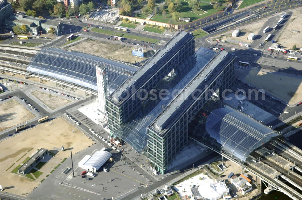 Aerial photograph Berlin - Blick auf den Hauptbahnhof in Berlin Mitte. Der von dem Architekten Meinhard von Gerkan entworfene Etagenbahnhof wurde auf dem Gelände des einstigen Lehrter Bahnhofs erbaut und am 28. Mai 2006 in Betrieb genommen. Damit wurde auch eine völlige Umstellung und Neuordnung des bisherigen Verkehrskonzepts für den Schienen-Personenverkehr in Berlin durchgeführt. Der Hauptbahnhof Berlin wurde im September 2007 von der Allianz pro Schiene als Bahnhof des Jahres ausgezeichnet. Kontakt DB: Deutsche Bahn AG, Potsdamer Platz 2, 10785 Berlin, Tel. +49(0)30 2970; Kontakt Architekt: von Gerkan, Marg und Partners, Elbchaussee 139, 22763 Hamburg, Tel. +49(0)40 88151 0, Fax +49(0)40 88151 177