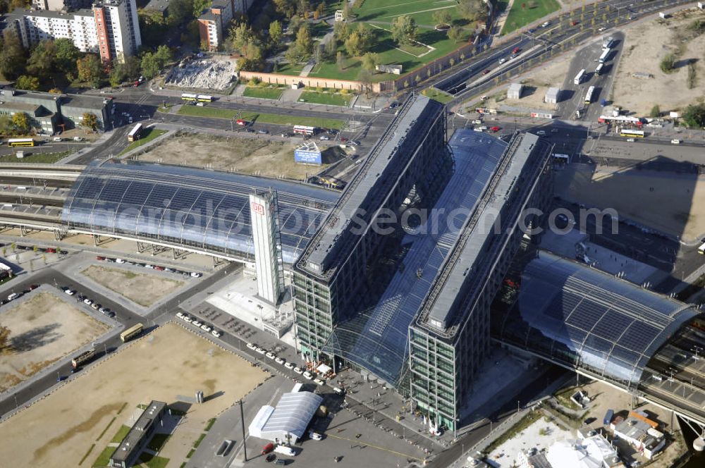 Berlin from above - Blick auf den Hauptbahnhof in Berlin Mitte. Der von dem Architekten Meinhard von Gerkan entworfene Etagenbahnhof wurde auf dem Gelände des einstigen Lehrter Bahnhofs erbaut und am 28. Mai 2006 in Betrieb genommen. Damit wurde auch eine völlige Umstellung und Neuordnung des bisherigen Verkehrskonzepts für den Schienen-Personenverkehr in Berlin durchgeführt. Der Hauptbahnhof Berlin wurde im September 2007 von der Allianz pro Schiene als Bahnhof des Jahres ausgezeichnet. Kontakt DB: Deutsche Bahn AG, Potsdamer Platz 2, 10785 Berlin, Tel. +49(0)30 2970; Kontakt Architekt: von Gerkan, Marg und Partners, Elbchaussee 139, 22763 Hamburg, Tel. +49(0)40 88151 0, Fax +49(0)40 88151 177