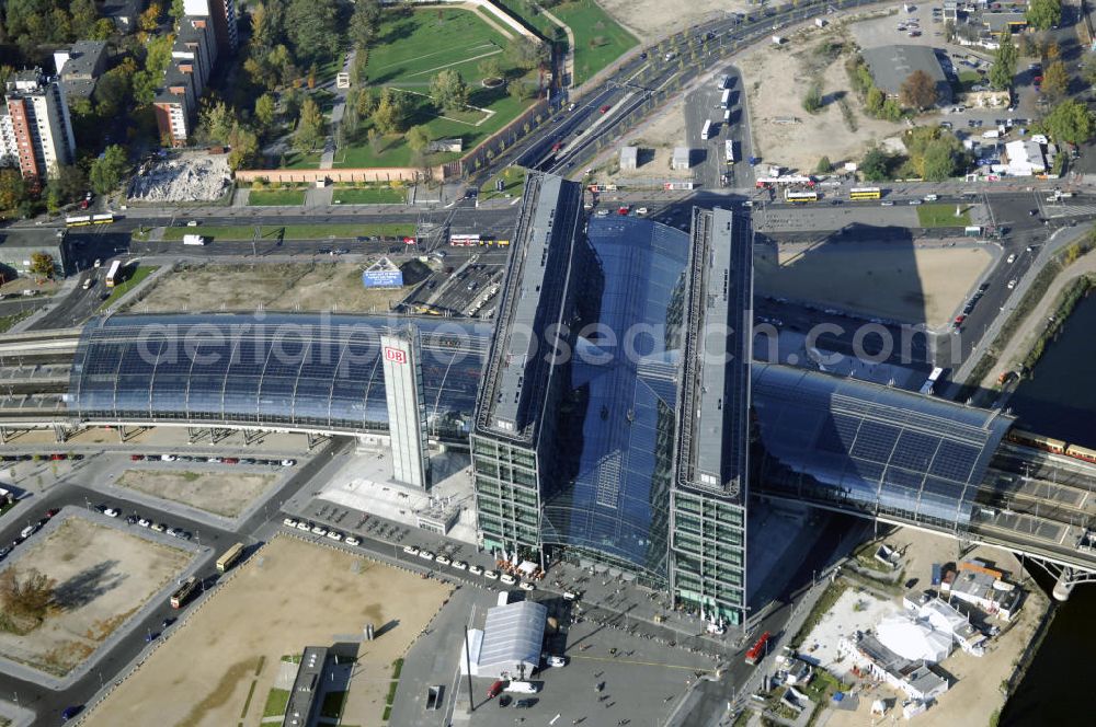 Berlin from the bird's eye view: Blick auf den Hauptbahnhof in Berlin Mitte. Der von dem Architekten Meinhard von Gerkan entworfene Etagenbahnhof wurde auf dem Gelände des einstigen Lehrter Bahnhofs erbaut und am 28. Mai 2006 in Betrieb genommen. Damit wurde auch eine völlige Umstellung und Neuordnung des bisherigen Verkehrskonzepts für den Schienen-Personenverkehr in Berlin durchgeführt. Der Hauptbahnhof Berlin wurde im September 2007 von der Allianz pro Schiene als Bahnhof des Jahres ausgezeichnet. Kontakt DB: Deutsche Bahn AG, Potsdamer Platz 2, 10785 Berlin, Tel. +49(0)30 2970; Kontakt Architekt: von Gerkan, Marg und Partners, Elbchaussee 139, 22763 Hamburg, Tel. +49(0)40 88151 0, Fax +49(0)40 88151 177