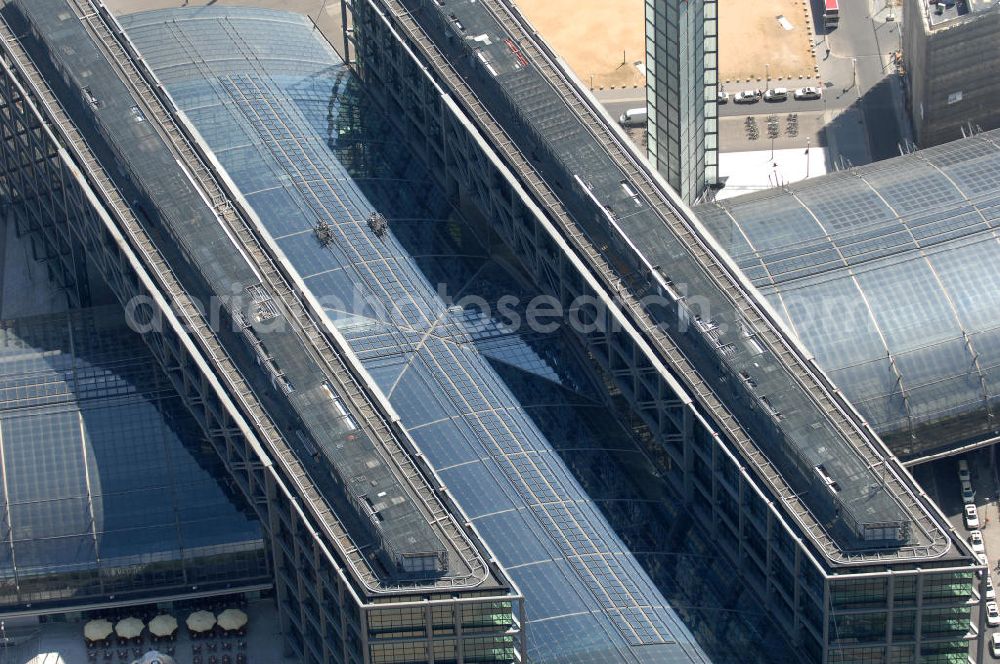 Berlin from above - Blick auf den Hauptbahnhof in Berlin Mitte. Der von dem Architekten Meinhard von Gerkan entworfene Etagenbahnhof wurde auf dem Gelände des einstigen Lehrter Bahnhofs erbaut und am 28. Mai 2006 in Betrieb genommen. Damit wurde auch eine völlige Umstellung und Neuordnung des bisherigen Verkehrskonzepts für den Schienen-Personenverkehr in Berlin durchgeführt. Der Hauptbahnhof Berlin wurde im September 2007 von der Allianz pro Schiene als Bahnhof des Jahres ausgezeichnet. Kontakt DB: Deutsche Bahn AG, Potsdamer Platz 2, 10785 Berlin, Tel. +49(0)30 2970; Kontakt Architekt: von Gerkan, Marg und Partners, Elbchaussee 139, 22763 Hamburg, Tel. +49(0)40 88151 0, Fax +49(0)40 88151 177