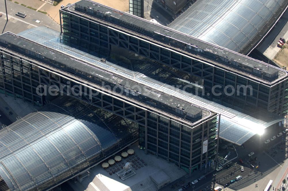 Berlin from the bird's eye view: Blick auf den Hauptbahnhof in Berlin Mitte. Der von dem Architekten Meinhard von Gerkan entworfene Etagenbahnhof wurde auf dem Gelände des einstigen Lehrter Bahnhofs erbaut und am 28. Mai 2006 in Betrieb genommen. Damit wurde auch eine völlige Umstellung und Neuordnung des bisherigen Verkehrskonzepts für den Schienen-Personenverkehr in Berlin durchgeführt. Der Hauptbahnhof Berlin wurde im September 2007 von der Allianz pro Schiene als Bahnhof des Jahres ausgezeichnet. Kontakt DB: Deutsche Bahn AG, Potsdamer Platz 2, 10785 Berlin, Tel. +49(0)30 2970; Kontakt Architekt: von Gerkan, Marg und Partners, Elbchaussee 139, 22763 Hamburg, Tel. +49(0)40 88151 0, Fax +49(0)40 88151 177