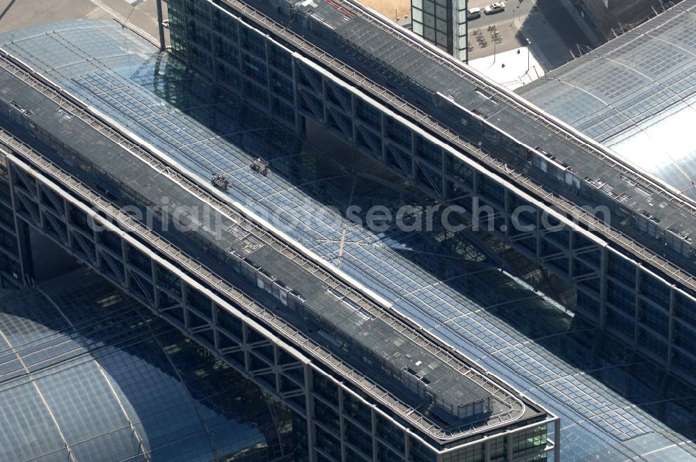 Aerial image Berlin - Blick auf den Hauptbahnhof in Berlin Mitte. Der von dem Architekten Meinhard von Gerkan entworfene Etagenbahnhof wurde auf dem Gelände des einstigen Lehrter Bahnhofs erbaut und am 28. Mai 2006 in Betrieb genommen. Damit wurde auch eine völlige Umstellung und Neuordnung des bisherigen Verkehrskonzepts für den Schienen-Personenverkehr in Berlin durchgeführt. Der Hauptbahnhof Berlin wurde im September 2007 von der Allianz pro Schiene als Bahnhof des Jahres ausgezeichnet. Kontakt DB: Deutsche Bahn AG, Potsdamer Platz 2, 10785 Berlin, Tel. +49(0)30 2970; Kontakt Architekt: von Gerkan, Marg und Partners, Elbchaussee 139, 22763 Hamburg, Tel. +49(0)40 88151 0, Fax +49(0)40 88151 177