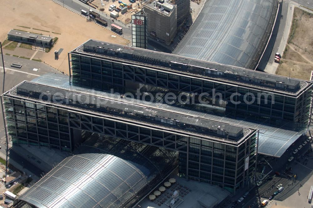 Berlin from above - Blick auf den Hauptbahnhof in Berlin Mitte. Der von dem Architekten Meinhard von Gerkan entworfene Etagenbahnhof wurde auf dem Gelände des einstigen Lehrter Bahnhofs erbaut und am 28. Mai 2006 in Betrieb genommen. Damit wurde auch eine völlige Umstellung und Neuordnung des bisherigen Verkehrskonzepts für den Schienen-Personenverkehr in Berlin durchgeführt. Der Hauptbahnhof Berlin wurde im September 2007 von der Allianz pro Schiene als Bahnhof des Jahres ausgezeichnet. Kontakt DB: Deutsche Bahn AG, Potsdamer Platz 2, 10785 Berlin, Tel. +49(0)30 2970; Kontakt Architekt: von Gerkan, Marg und Partners, Elbchaussee 139, 22763 Hamburg, Tel. +49(0)40 88151 0, Fax +49(0)40 88151 177