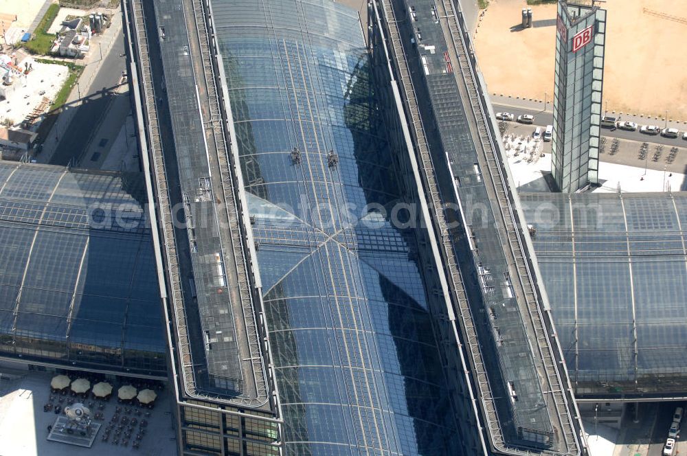 Berlin from the bird's eye view: Blick auf den Hauptbahnhof in Berlin Mitte. Der von dem Architekten Meinhard von Gerkan entworfene Etagenbahnhof wurde auf dem Gelände des einstigen Lehrter Bahnhofs erbaut und am 28. Mai 2006 in Betrieb genommen. Damit wurde auch eine völlige Umstellung und Neuordnung des bisherigen Verkehrskonzepts für den Schienen-Personenverkehr in Berlin durchgeführt. Der Hauptbahnhof Berlin wurde im September 2007 von der Allianz pro Schiene als Bahnhof des Jahres ausgezeichnet. Kontakt DB: Deutsche Bahn AG, Potsdamer Platz 2, 10785 Berlin, Tel. +49(0)30 2970; Kontakt Architekt: von Gerkan, Marg und Partners, Elbchaussee 139, 22763 Hamburg, Tel. +49(0)40 88151 0, Fax +49(0)40 88151 177