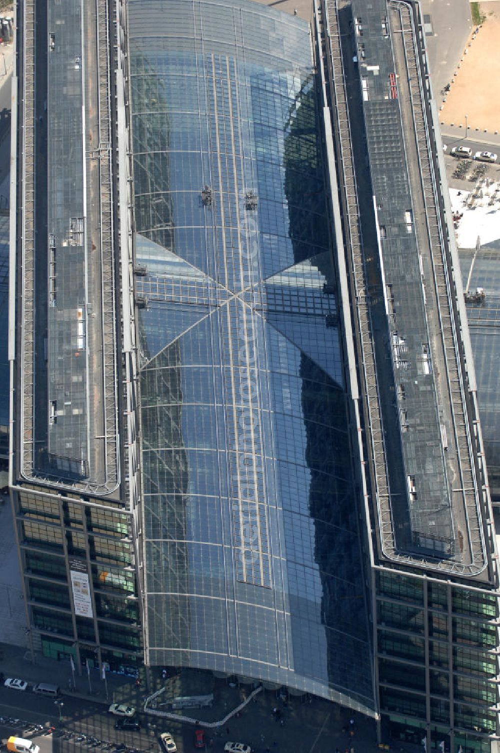 Aerial image Berlin - Blick auf den Hauptbahnhof in Berlin Mitte. Der von dem Architekten Meinhard von Gerkan entworfene Etagenbahnhof wurde auf dem Gelände des einstigen Lehrter Bahnhofs erbaut und am 28. Mai 2006 in Betrieb genommen. Damit wurde auch eine völlige Umstellung und Neuordnung des bisherigen Verkehrskonzepts für den Schienen-Personenverkehr in Berlin durchgeführt. Der Hauptbahnhof Berlin wurde im September 2007 von der Allianz pro Schiene als Bahnhof des Jahres ausgezeichnet. Kontakt DB: Deutsche Bahn AG, Potsdamer Platz 2, 10785 Berlin, Tel. +49(0)30 2970; Kontakt Architekt: von Gerkan, Marg und Partners, Elbchaussee 139, 22763 Hamburg, Tel. +49(0)40 88151 0, Fax +49(0)40 88151 177