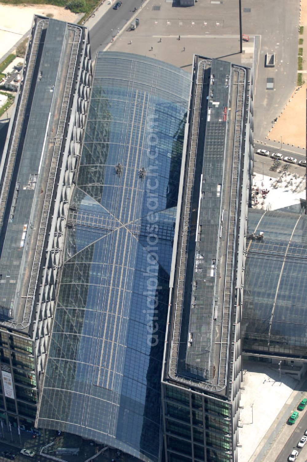 Aerial photograph Berlin - Blick auf den Hauptbahnhof in Berlin Mitte. Der von dem Architekten Meinhard von Gerkan entworfene Etagenbahnhof wurde auf dem Gelände des einstigen Lehrter Bahnhofs erbaut und am 28. Mai 2006 in Betrieb genommen. Damit wurde auch eine völlige Umstellung und Neuordnung des bisherigen Verkehrskonzepts für den Schienen-Personenverkehr in Berlin durchgeführt. Der Hauptbahnhof Berlin wurde im September 2007 von der Allianz pro Schiene als Bahnhof des Jahres ausgezeichnet. Kontakt DB: Deutsche Bahn AG, Potsdamer Platz 2, 10785 Berlin, Tel. +49(0)30 2970; Kontakt Architekt: von Gerkan, Marg und Partners, Elbchaussee 139, 22763 Hamburg, Tel. +49(0)40 88151 0, Fax +49(0)40 88151 177