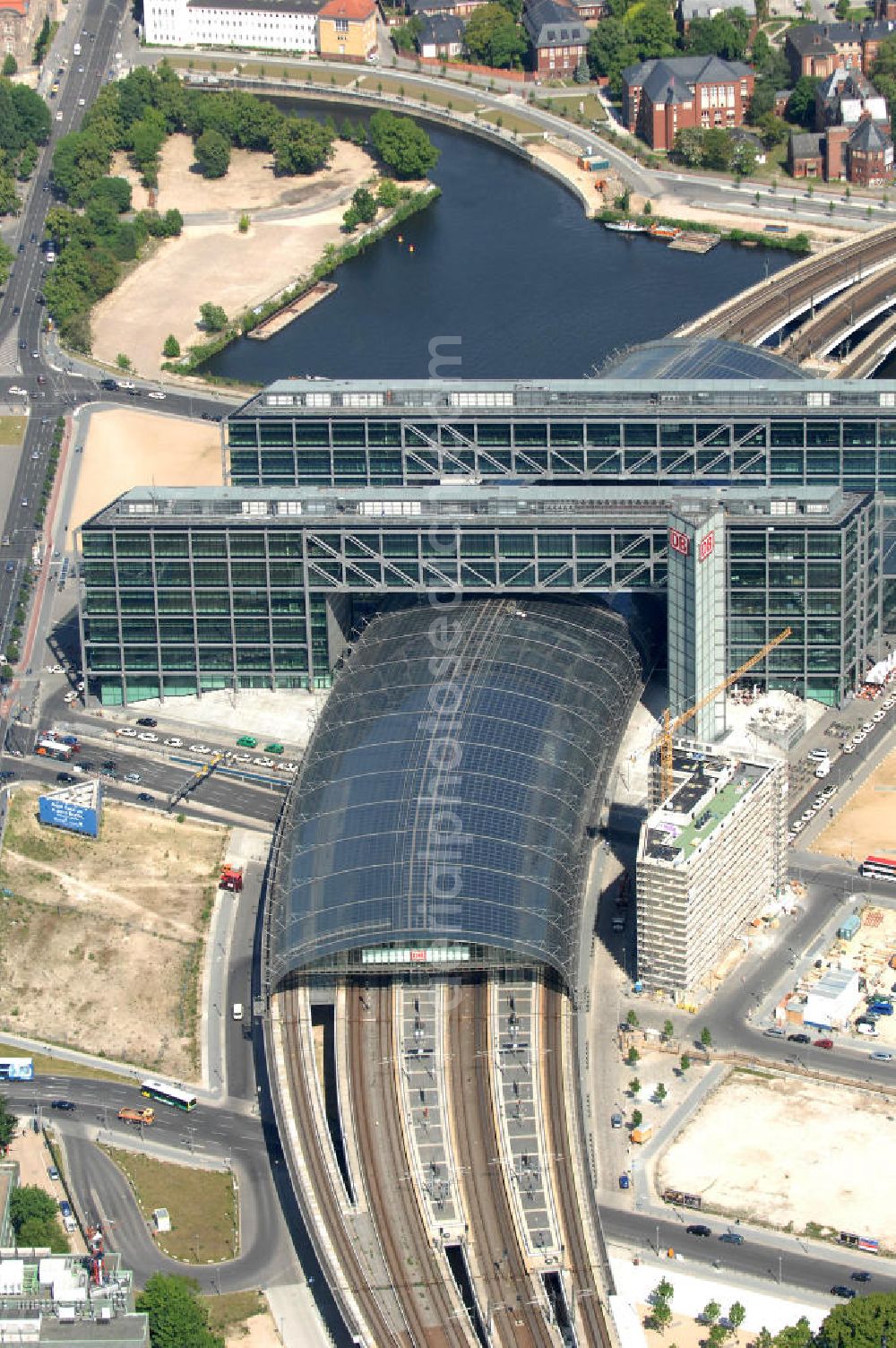 Berlin from above - Blick auf den Hauptbahnhof in Berlin Mitte. Der von dem Architekten Meinhard von Gerkan entworfene Etagenbahnhof wurde auf dem Gelände des einstigen Lehrter Bahnhofs erbaut und am 28. Mai 2006 in Betrieb genommen. Damit wurde auch eine völlige Umstellung und Neuordnung des bisherigen Verkehrskonzepts für den Schienen-Personenverkehr in Berlin durchgeführt. Der Hauptbahnhof Berlin wurde im September 2007 von der Allianz pro Schiene als Bahnhof des Jahres ausgezeichnet. Kontakt DB: Deutsche Bahn AG, Potsdamer Platz 2, 10785 Berlin, Tel. +49(0)30 2970; Kontakt Architekt: von Gerkan, Marg und Partners, Elbchaussee 139, 22763 Hamburg, Tel. +49(0)40 88151 0, Fax +49(0)40 88151 177