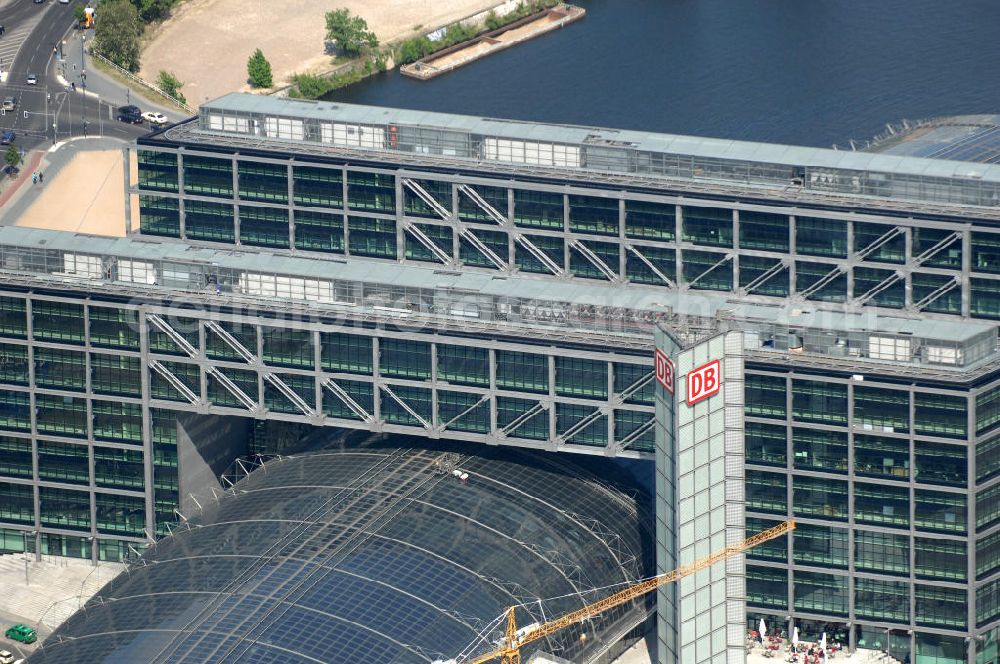 Aerial image Berlin - Blick auf den Hauptbahnhof in Berlin Mitte. Der von dem Architekten Meinhard von Gerkan entworfene Etagenbahnhof wurde auf dem Gelände des einstigen Lehrter Bahnhofs erbaut und am 28. Mai 2006 in Betrieb genommen. Damit wurde auch eine völlige Umstellung und Neuordnung des bisherigen Verkehrskonzepts für den Schienen-Personenverkehr in Berlin durchgeführt. Der Hauptbahnhof Berlin wurde im September 2007 von der Allianz pro Schiene als Bahnhof des Jahres ausgezeichnet. Kontakt DB: Deutsche Bahn AG, Potsdamer Platz 2, 10785 Berlin, Tel. +49(0)30 2970; Kontakt Architekt: von Gerkan, Marg und Partners, Elbchaussee 139, 22763 Hamburg, Tel. +49(0)40 88151 0, Fax +49(0)40 88151 177