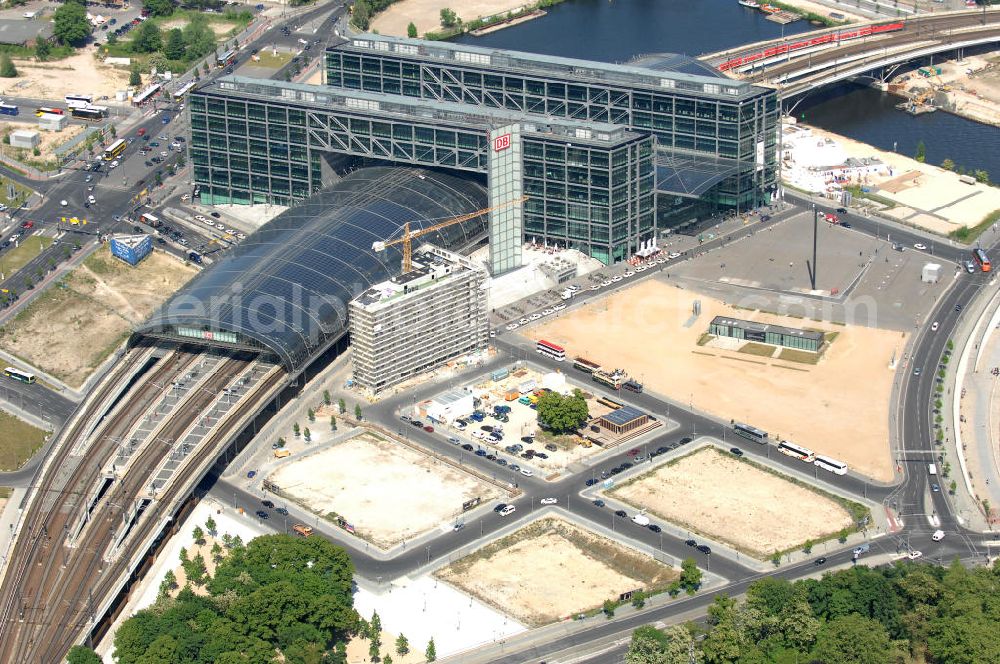 Aerial photograph Berlin - Blick auf den Hauptbahnhof in Berlin Mitte. Der von dem Architekten Meinhard von Gerkan entworfene Etagenbahnhof wurde auf dem Gelände des einstigen Lehrter Bahnhofs erbaut und am 28. Mai 2006 in Betrieb genommen. Damit wurde auch eine völlige Umstellung und Neuordnung des bisherigen Verkehrskonzepts für den Schienen-Personenverkehr in Berlin durchgeführt. Der Hauptbahnhof Berlin wurde im September 2007 von der Allianz pro Schiene als Bahnhof des Jahres ausgezeichnet. Kontakt DB: Deutsche Bahn AG, Potsdamer Platz 2, 10785 Berlin, Tel. +49(0)30 2970; Kontakt Architekt: von Gerkan, Marg und Partners, Elbchaussee 139, 22763 Hamburg, Tel. +49(0)40 88151 0, Fax +49(0)40 88151 177