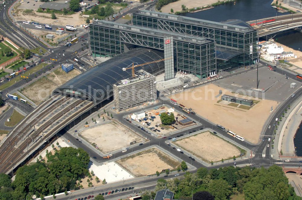 Berlin from above - Blick auf den Hauptbahnhof in Berlin Mitte. Der von dem Architekten Meinhard von Gerkan entworfene Etagenbahnhof wurde auf dem Gelände des einstigen Lehrter Bahnhofs erbaut und am 28. Mai 2006 in Betrieb genommen. Damit wurde auch eine völlige Umstellung und Neuordnung des bisherigen Verkehrskonzepts für den Schienen-Personenverkehr in Berlin durchgeführt. Der Hauptbahnhof Berlin wurde im September 2007 von der Allianz pro Schiene als Bahnhof des Jahres ausgezeichnet. Kontakt DB: Deutsche Bahn AG, Potsdamer Platz 2, 10785 Berlin, Tel. +49(0)30 2970; Kontakt Architekt: von Gerkan, Marg und Partners, Elbchaussee 139, 22763 Hamburg, Tel. +49(0)40 88151 0, Fax +49(0)40 88151 177