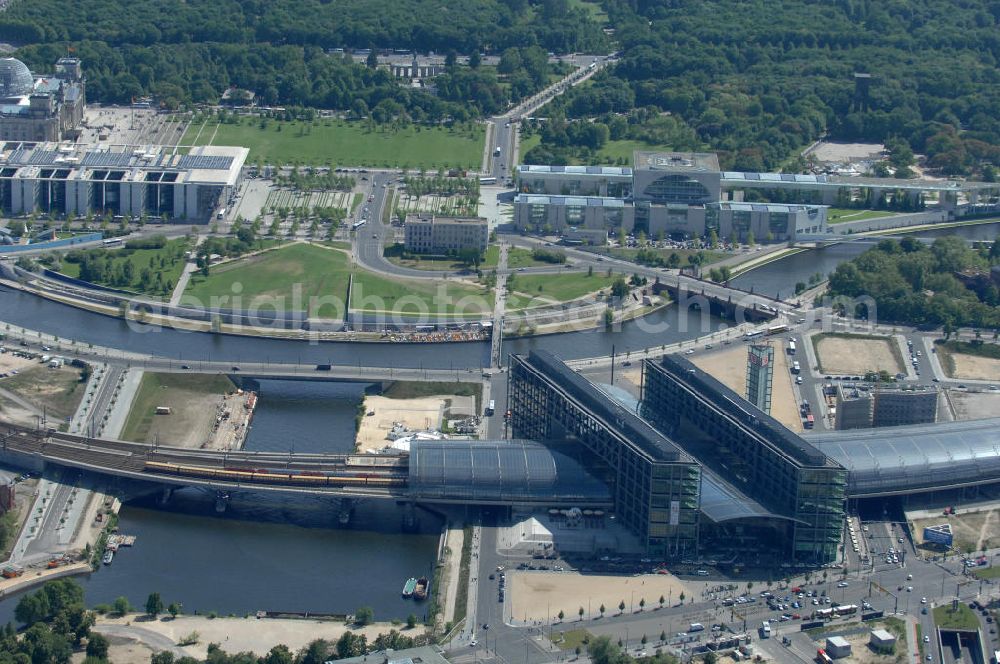 Berlin from the bird's eye view: Blick auf den Hauptbahnhof in Berlin Mitte. Der von dem Architekten Meinhard von Gerkan entworfene Etagenbahnhof wurde auf dem Gelände des einstigen Lehrter Bahnhofs erbaut und am 28. Mai 2006 in Betrieb genommen. Damit wurde auch eine völlige Umstellung und Neuordnung des bisherigen Verkehrskonzepts für den Schienen-Personenverkehr in Berlin durchgeführt. Der Hauptbahnhof Berlin wurde im September 2007 von der Allianz pro Schiene als Bahnhof des Jahres ausgezeichnet. Kontakt DB: Deutsche Bahn AG, Potsdamer Platz 2, 10785 Berlin, Tel. +49(0)30 2970; Kontakt Architekt: von Gerkan, Marg und Partners, Elbchaussee 139, 22763 Hamburg, Tel. +49(0)40 88151 0, Fax +49(0)40 88151 177