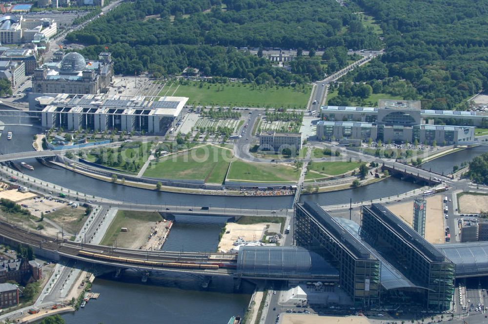 Aerial image Berlin - Blick auf den Hauptbahnhof in Berlin Mitte. Der von dem Architekten Meinhard von Gerkan entworfene Etagenbahnhof wurde auf dem Gelände des einstigen Lehrter Bahnhofs erbaut und am 28. Mai 2006 in Betrieb genommen. Damit wurde auch eine völlige Umstellung und Neuordnung des bisherigen Verkehrskonzepts für den Schienen-Personenverkehr in Berlin durchgeführt. Der Hauptbahnhof Berlin wurde im September 2007 von der Allianz pro Schiene als Bahnhof des Jahres ausgezeichnet. Kontakt DB: Deutsche Bahn AG, Potsdamer Platz 2, 10785 Berlin, Tel. +49(0)30 2970; Kontakt Architekt: von Gerkan, Marg und Partners, Elbchaussee 139, 22763 Hamburg, Tel. +49(0)40 88151 0, Fax +49(0)40 88151 177