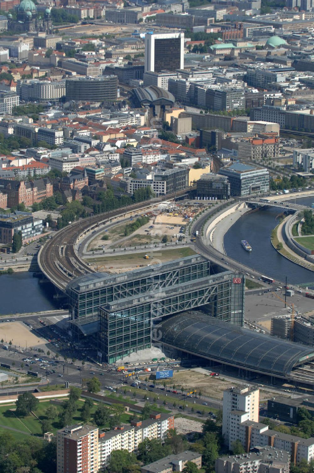 Aerial photograph Berlin - Blick auf den Hauptbahnhof in Berlin Mitte. Der von dem Architekten Meinhard von Gerkan entworfene Etagenbahnhof wurde auf dem Gelände des einstigen Lehrter Bahnhofs erbaut und am 28. Mai 2006 in Betrieb genommen. Damit wurde auch eine völlige Umstellung und Neuordnung des bisherigen Verkehrskonzepts für den Schienen-Personenverkehr in Berlin durchgeführt. Der Hauptbahnhof Berlin wurde im September 2007 von der Allianz pro Schiene als Bahnhof des Jahres ausgezeichnet. Kontakt DB: Deutsche Bahn AG, Potsdamer Platz 2, 10785 Berlin, Tel. +49(0)30 2970; Kontakt Architekt: von Gerkan, Marg und Partners, Elbchaussee 139, 22763 Hamburg, Tel. +49(0)40 88151 0, Fax +49(0)40 88151 177