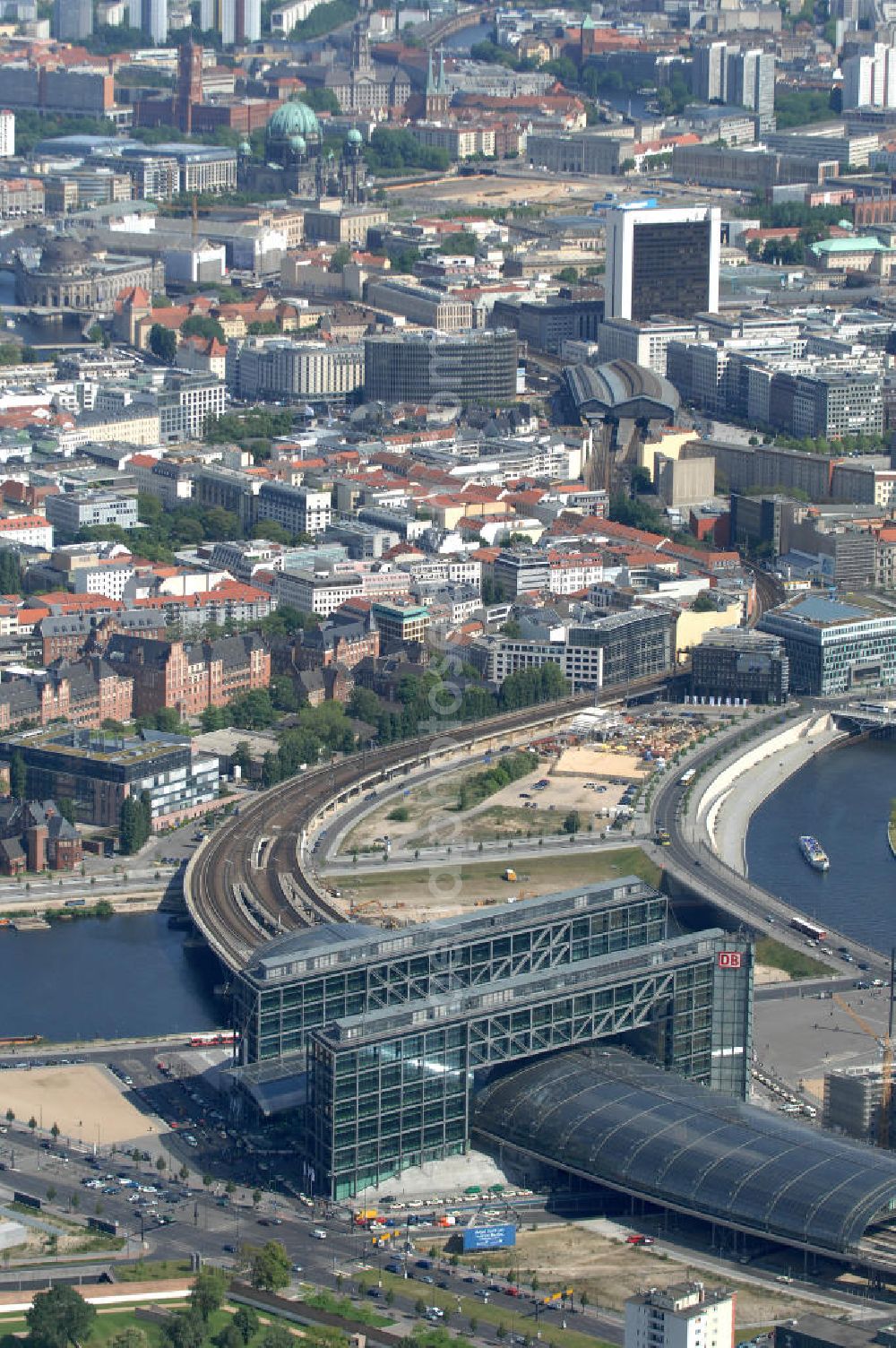 Berlin from above - Blick auf den Hauptbahnhof in Berlin Mitte. Der von dem Architekten Meinhard von Gerkan entworfene Etagenbahnhof wurde auf dem Gelände des einstigen Lehrter Bahnhofs erbaut und am 28. Mai 2006 in Betrieb genommen. Damit wurde auch eine völlige Umstellung und Neuordnung des bisherigen Verkehrskonzepts für den Schienen-Personenverkehr in Berlin durchgeführt. Der Hauptbahnhof Berlin wurde im September 2007 von der Allianz pro Schiene als Bahnhof des Jahres ausgezeichnet. Kontakt DB: Deutsche Bahn AG, Potsdamer Platz 2, 10785 Berlin, Tel. +49(0)30 2970; Kontakt Architekt: von Gerkan, Marg und Partners, Elbchaussee 139, 22763 Hamburg, Tel. +49(0)40 88151 0, Fax +49(0)40 88151 177