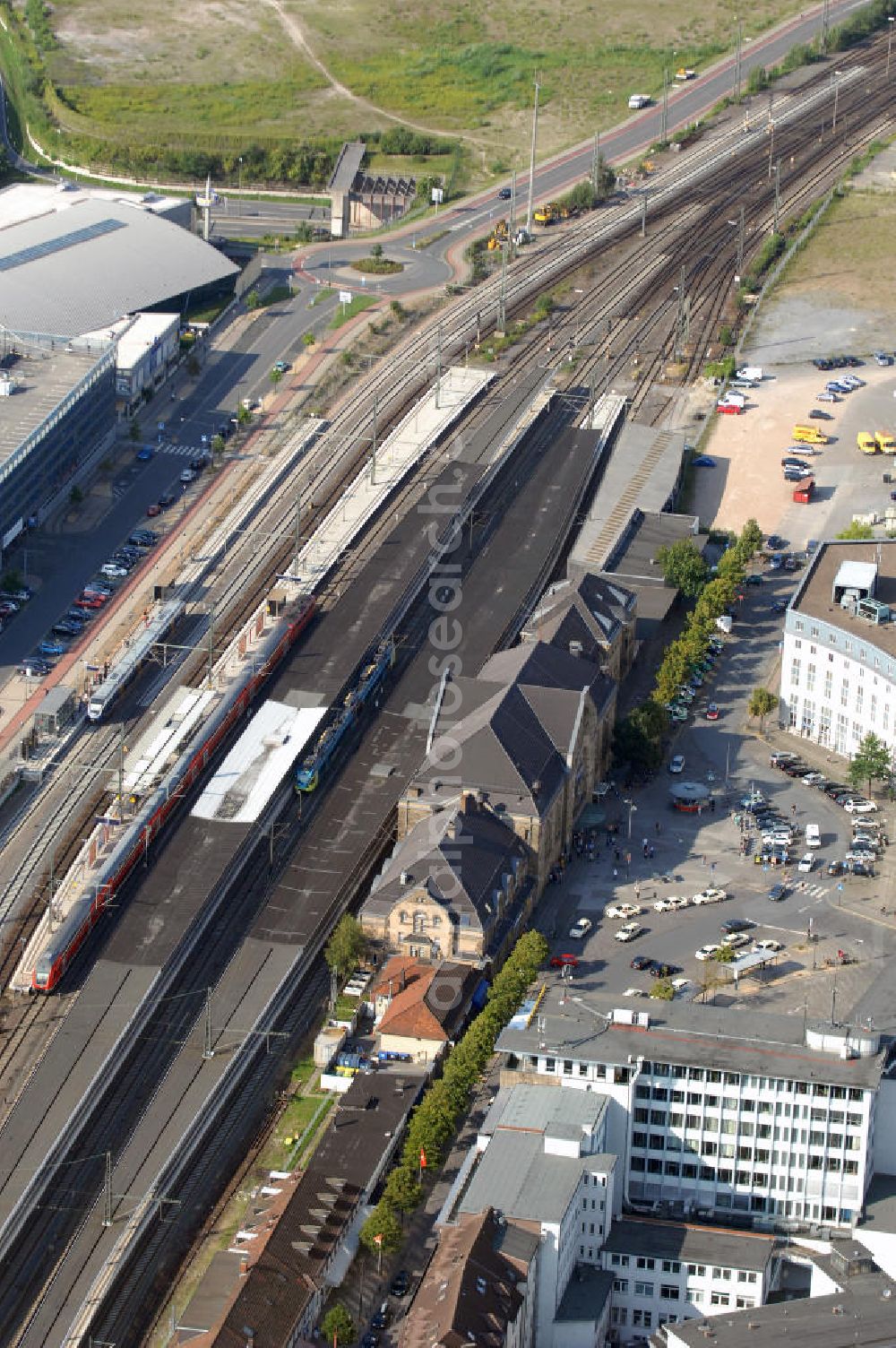 Aerial image Bielefeld - Blick auf den Hauptbahnhof / Bahnhof von Bielefeld. Der Bielefelder Hauptbahnhof ist der wichtigste Bahnhof der Region Ostwestfalen-Lippe. Dies verdankt er neben der Größe Bielefelds auch seiner Lage am Bielefelder Pass, welche ihm zum Knotenpunkt zwischen Fern- und Regionalverkehr macht. Der Bahnhof gehört der Bahnhofskategorie 2 „Fernverkehrssystemhalt“ an. Der Bielefelder Hauptbahnhof liegt im Nordwesten Bielefelds und trennt das neue Bahnhofsviertel von der Innenstadt. Unweit des Empfangsgebäudes befinden sich die Zugänge zu der im Innenstadtbereich unterirdisch verkehrenden Stadtbahn. Kontakt: Am Bahnhof 1, 33602 Mitte, Bielefeld, Tel. +49(0)521 66316