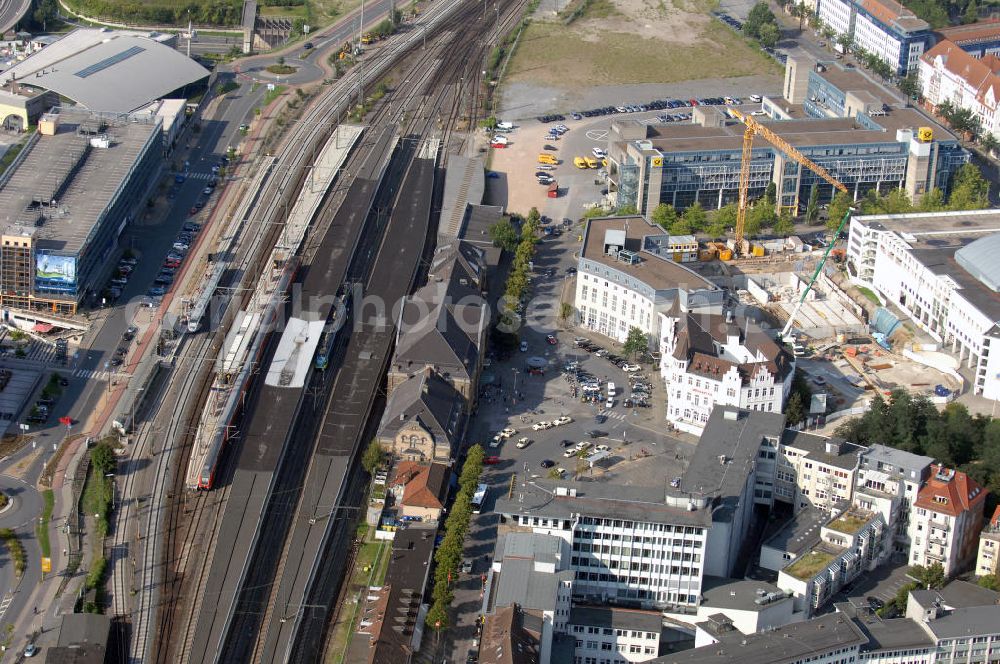 Aerial photograph Bielefeld - Blick auf den Hauptbahnhof / Bahnhof von Bielefeld. Der Bielefelder Hauptbahnhof ist der wichtigste Bahnhof der Region Ostwestfalen-Lippe. Dies verdankt er neben der Größe Bielefelds auch seiner Lage am Bielefelder Pass, welche ihm zum Knotenpunkt zwischen Fern- und Regionalverkehr macht. Der Bahnhof gehört der Bahnhofskategorie 2 „Fernverkehrssystemhalt“ an. Der Bielefelder Hauptbahnhof liegt im Nordwesten Bielefelds und trennt das neue Bahnhofsviertel von der Innenstadt. Unweit des Empfangsgebäudes befinden sich die Zugänge zu der im Innenstadtbereich unterirdisch verkehrenden Stadtbahn. Kontakt: Am Bahnhof 1, 33602 Mitte, Bielefeld, Tel. +49(0)521 66316