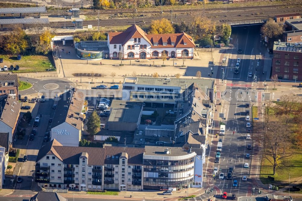 Aerial image Moers - Track progress and building of the main station of the railway overlooking the residential and commercial areas Vinzenzstrasse - Homberger Strasse in Moers in the state North Rhine-Westphalia, Germany