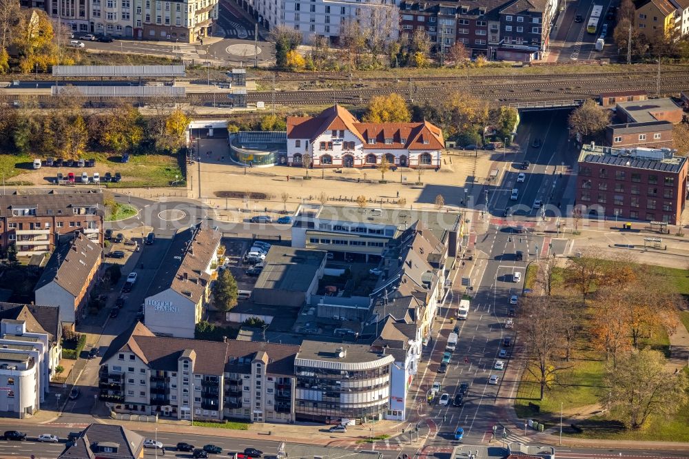 Moers from above - Track progress and building of the main station of the railway overlooking the residential and commercial areas Vinzenzstrasse - Homberger Strasse in Moers in the state North Rhine-Westphalia, Germany