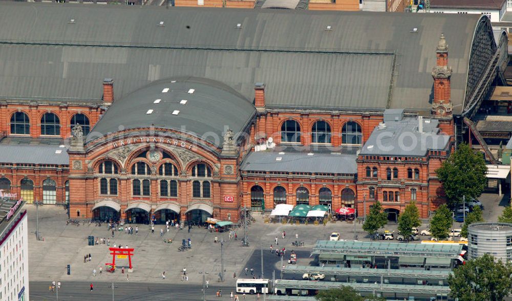 Bremen from above - Blick auf den Hauptbahnhof in Bremen. Der Bahnhof wurde 1889 eröffnet und dient als Knotenpunkt für den nationalen und internationalen Fernverkehr. View to the main station in Bremen. The railway sation was build in 1889 and is an important junction for the national and international long-distance traffic.