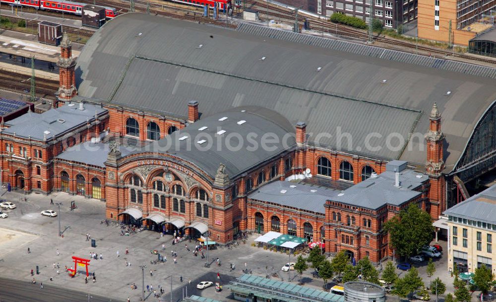 Aerial image Bremen - Blick auf den Hauptbahnhof in Bremen. Der Bahnhof wurde 1889 eröffnet und dient als Knotenpunkt für den nationalen und internationalen Fernverkehr. View to the main station in Bremen. The railway sation was build in 1889 and is an important junction for the national and international long-distance traffic.