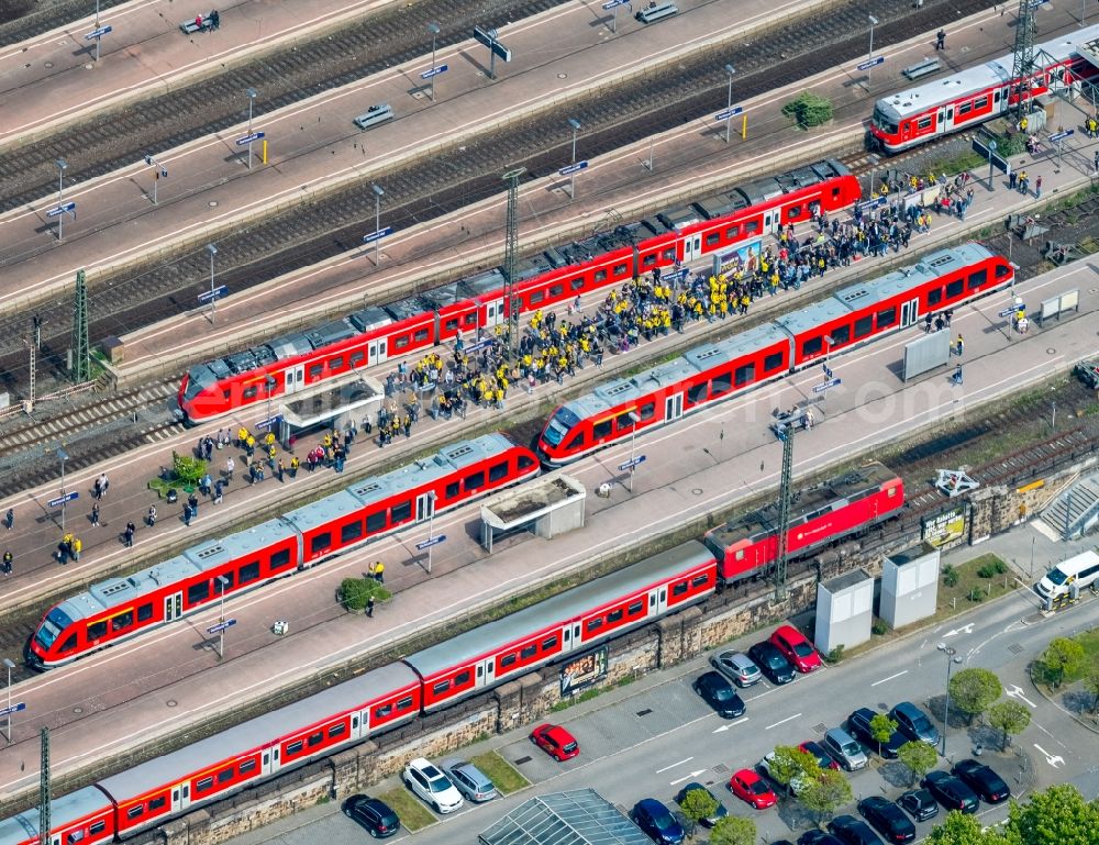 Dortmund from the bird's eye view: Track progress and building of the main station of the railway in Dortmund in the state North Rhine-Westphalia