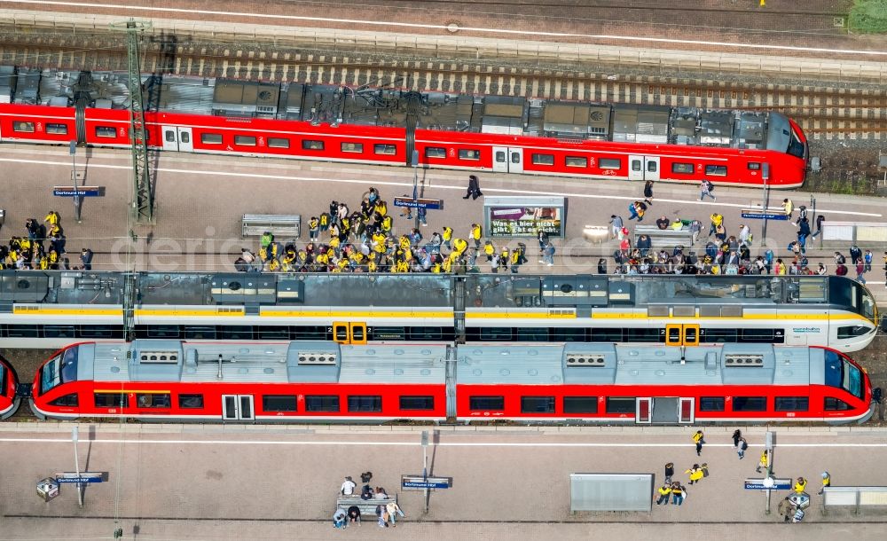 Aerial photograph Dortmund - Track progress and building of the main station of the railway in Dortmund in the state North Rhine-Westphalia