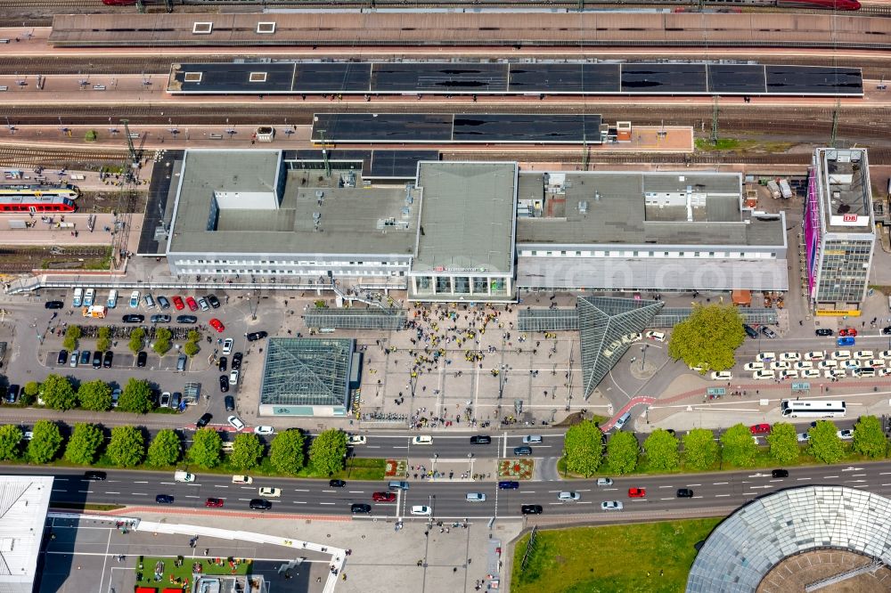 Aerial photograph Dortmund - Entry building of the main station of the railway in Dortmund in the state North Rhine-Westphalia