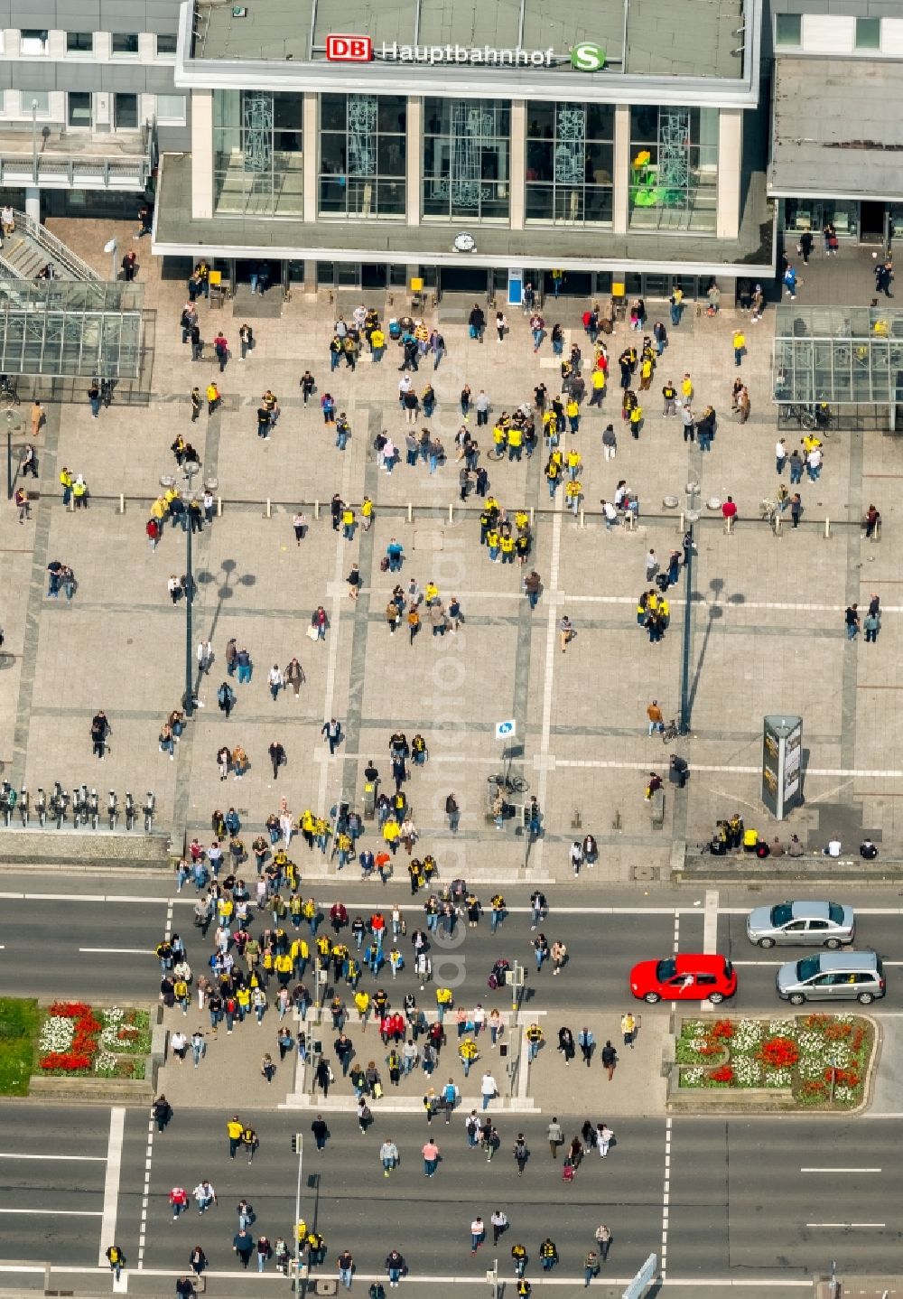 Dortmund from above - Entry building of the main station of the railway in Dortmund in the state North Rhine-Westphalia