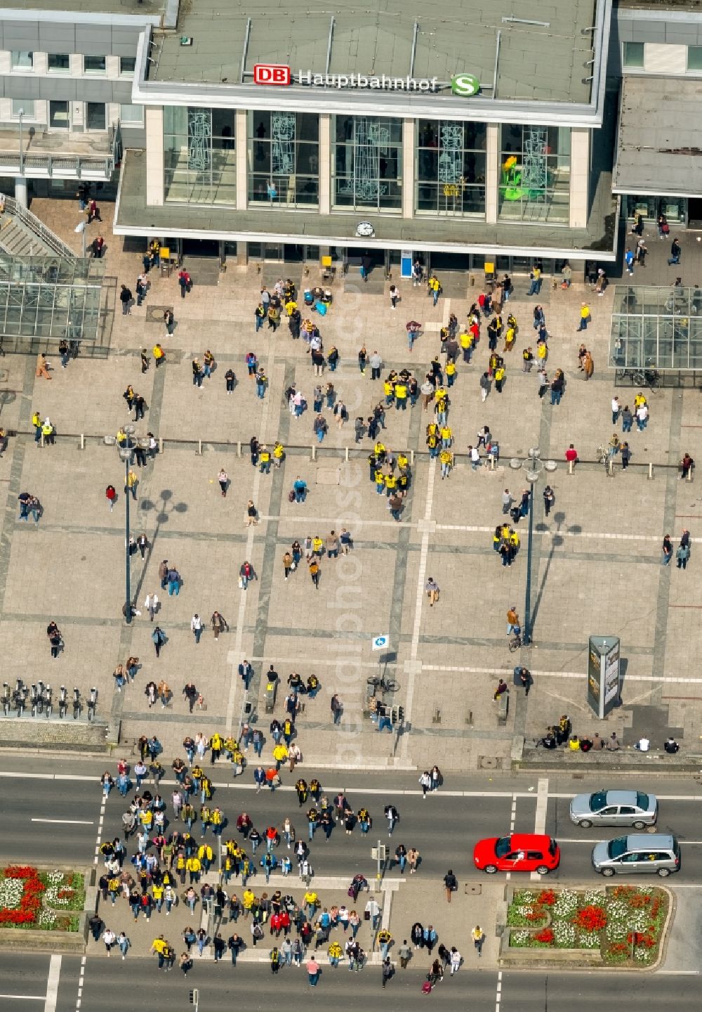 Dortmund from the bird's eye view: Entry building of the main station of the railway in Dortmund in the state North Rhine-Westphalia