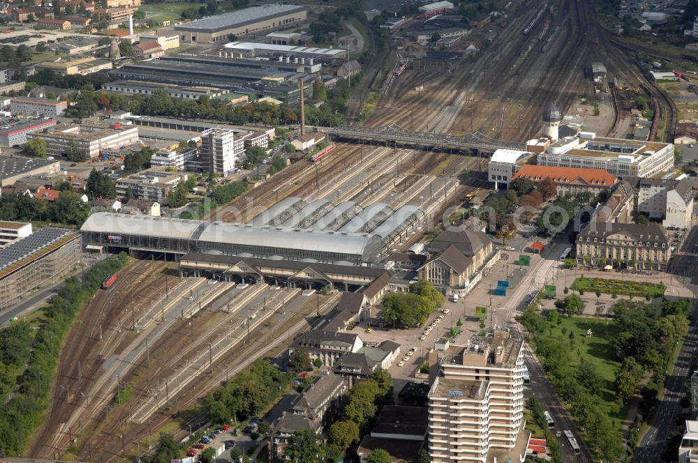 Darmstadt from above - Blick auf den Hauptbahnhof von Darmstadt. Der Darmstädter Hauptbahnhof (ein Reiterbahnhof) wurde 1912 errichtet. Mit etwa 35.000 Reisenden am Tag ist er nach dem Frankfurter Hauptbahnhof zweitgrößter Bahnhof in Hessen. Täglich verkehren hier ungefähr 220 Züge. Kontakt (DB Mobilitätsservicezentrale): Tel. +49(0)1805 512512