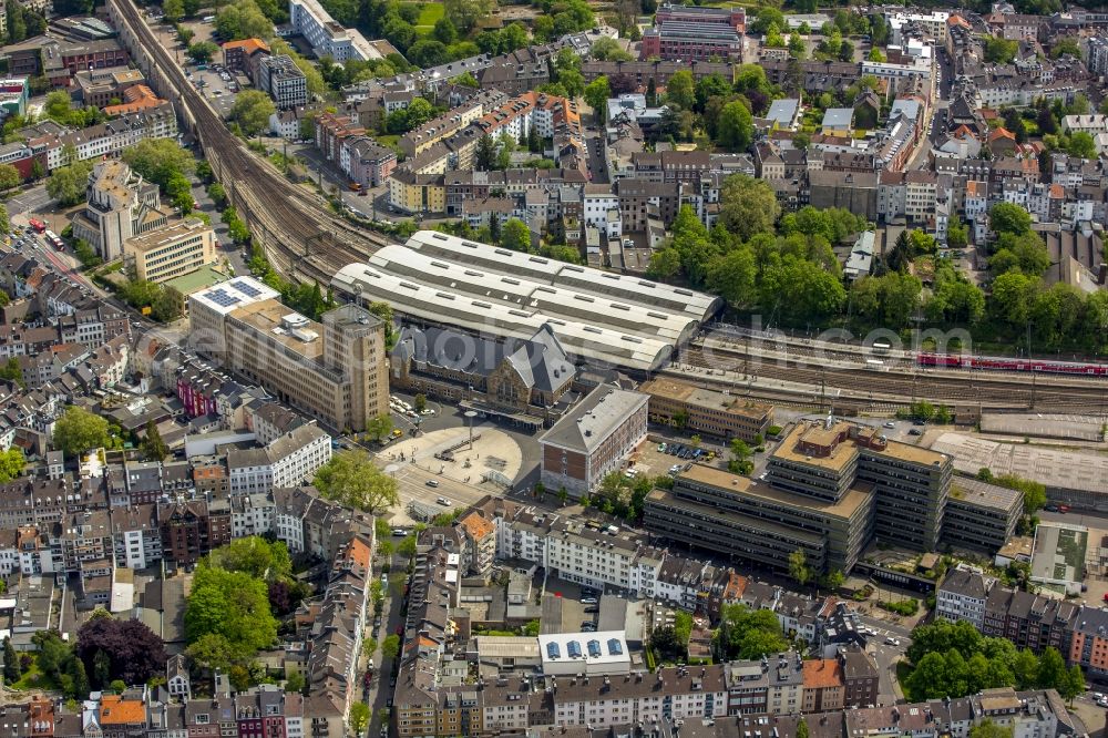 Aachen from the bird's eye view: Track progress and building of the main station of the railway in Aachen in the state North Rhine-Westphalia