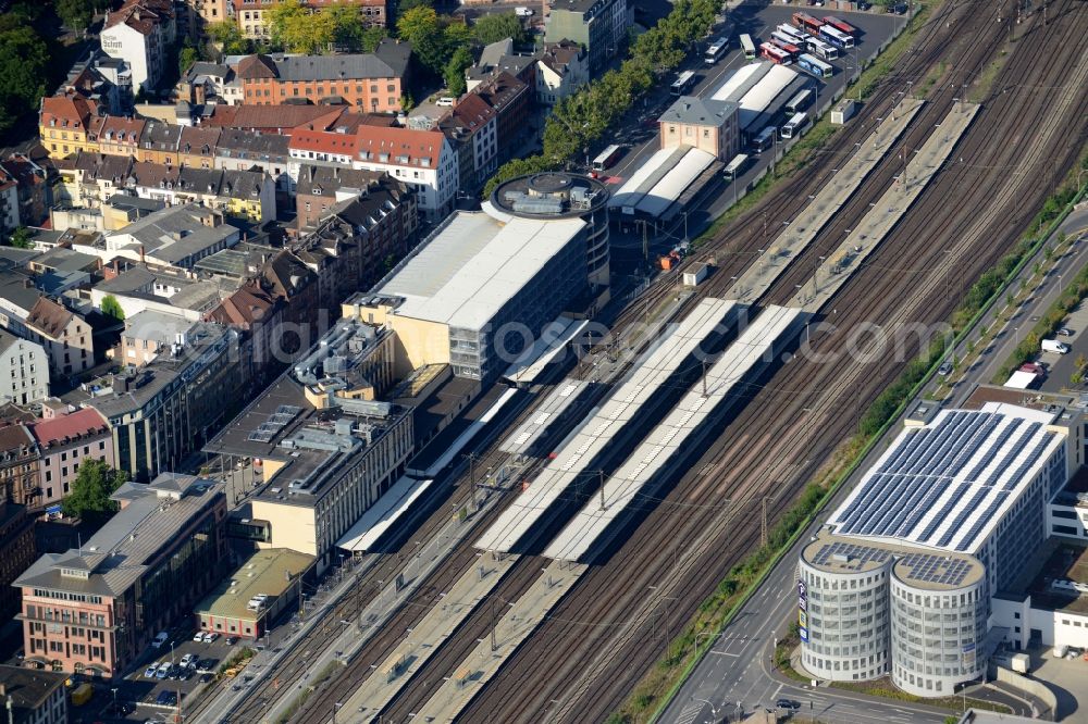 Aschaffenburg from the bird's eye view: Track progress and building of the main station of the railway in Aschaffenburg in the state Bavaria