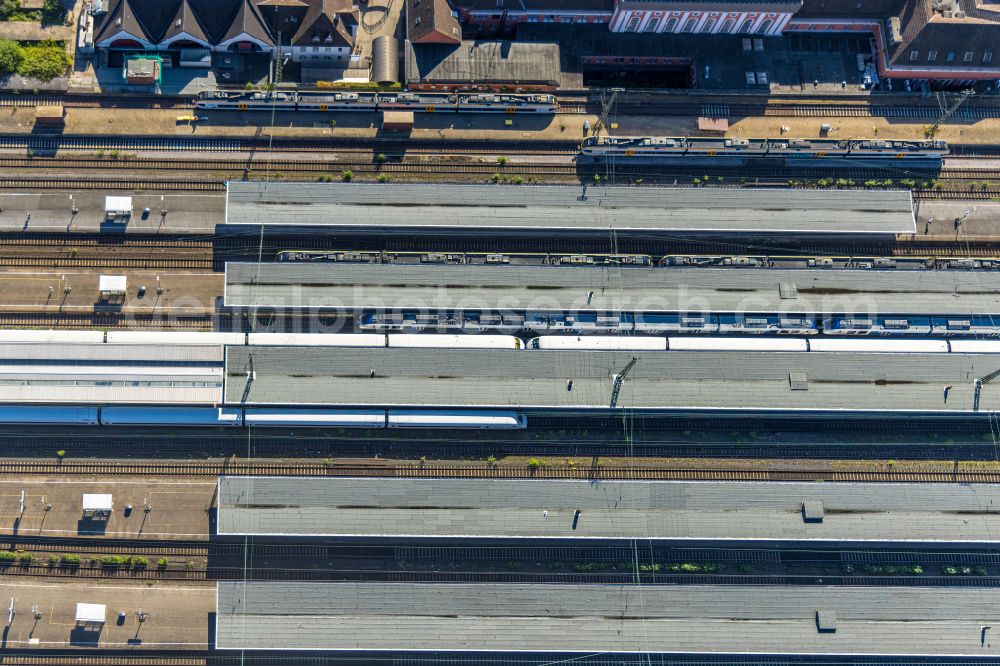 Aerial image Hamm - Platforms at the main train station of Deutsche Bahn on Willy-Brandt-Platz in Hamm in the Ruhr area in the state of North Rhine-Westphalia, Germany