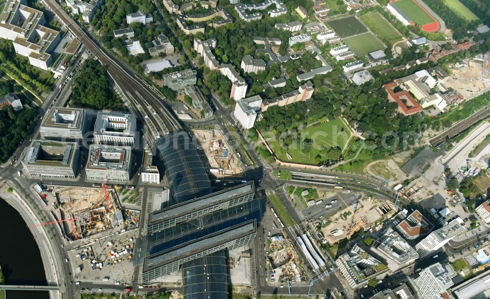 Aerial image Berlin - Track progress and building of the main station of the railway in Berlin, Germany