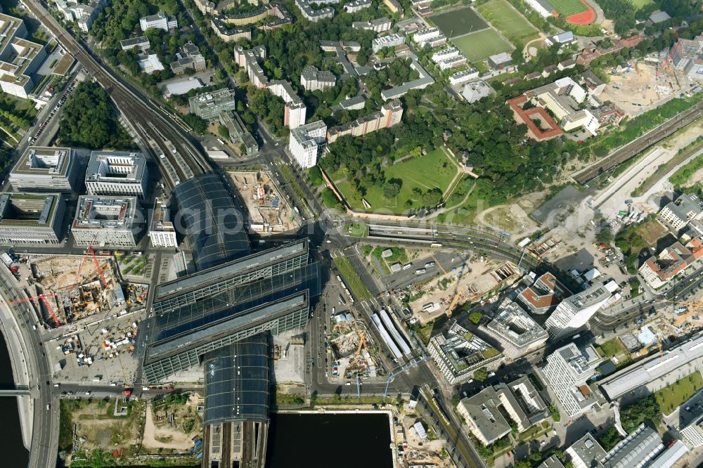 Aerial photograph Berlin - Track progress and building of the main station of the railway in Berlin, Germany