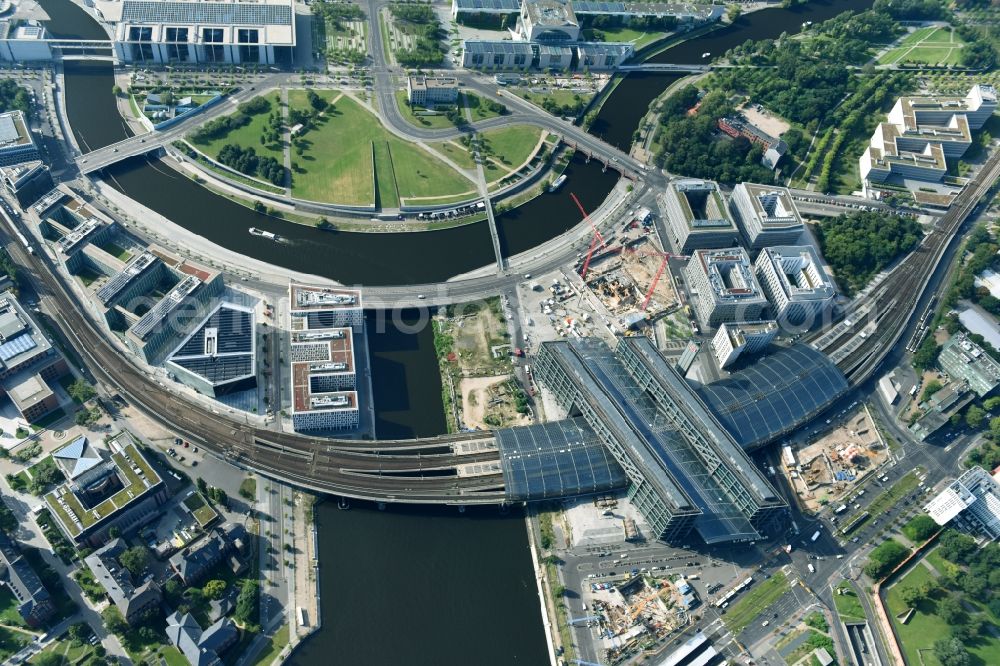 Aerial image Berlin - Track progress and building of the main station of the railway in Berlin, Germany