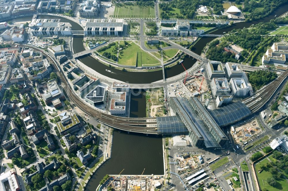 Aerial photograph Berlin - Track progress and building of the main station of the railway in Berlin, Germany