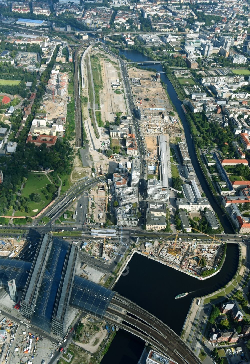 Berlin from the bird's eye view: Track progress and building of the main station of the railway in Berlin, Germany