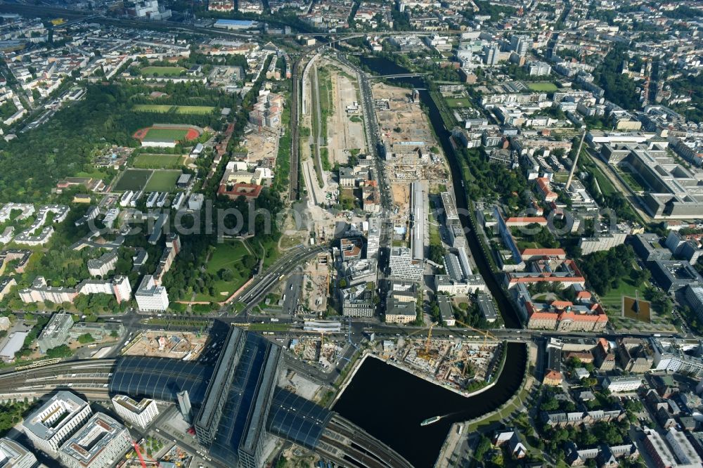 Aerial image Berlin - Track progress and building of the main station of the railway in Berlin, Germany