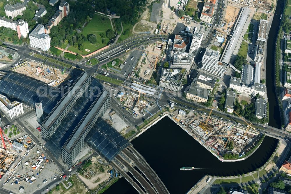 Aerial photograph Berlin - Track progress and building of the main station of the railway in Berlin, Germany