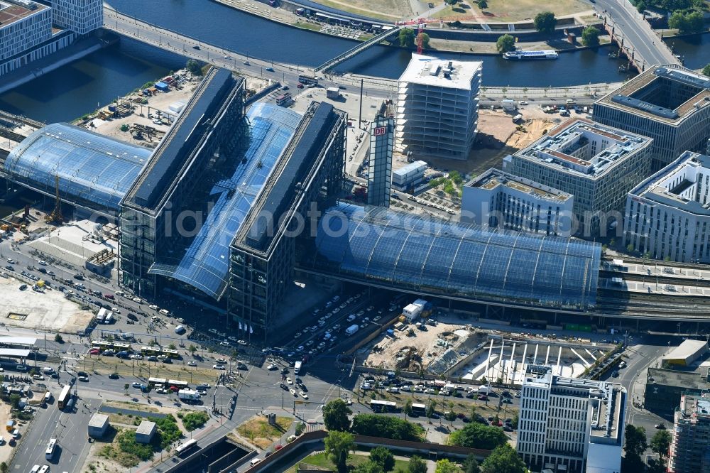 Berlin from the bird's eye view: Track progress and building of the main station of the railway in Berlin, Germany