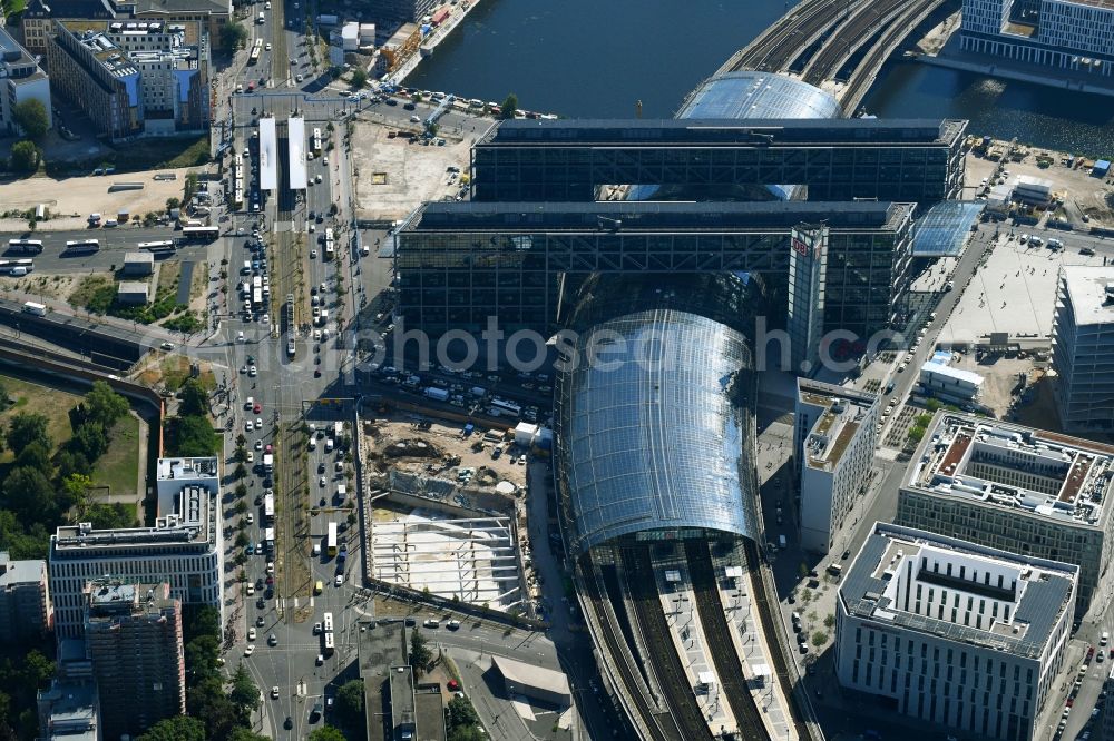 Aerial image Berlin - Track progress and building of the main station of the railway in Berlin, Germany