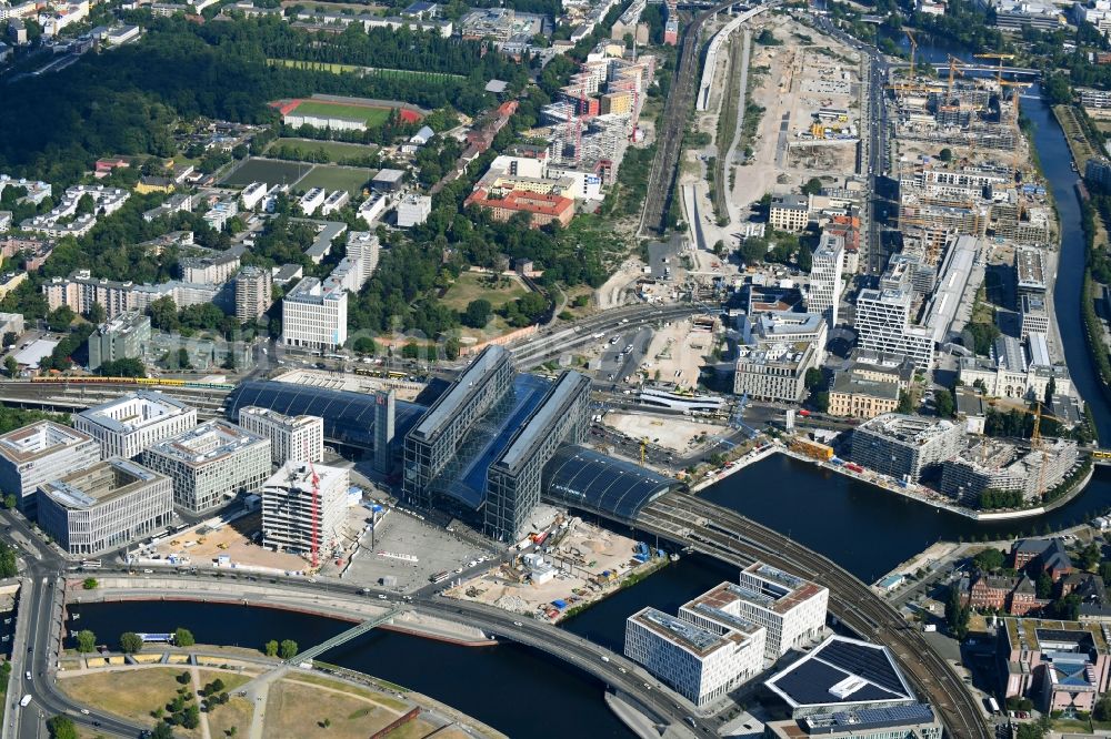 Aerial photograph Berlin - Track progress and building of the main station of the railway in Berlin, Germany