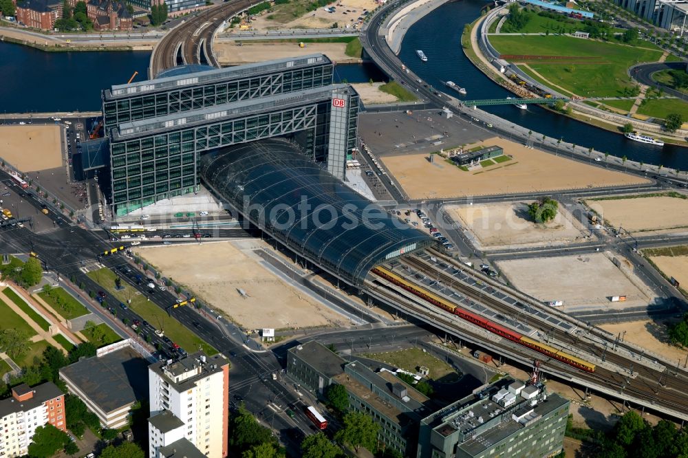 Aerial photograph Berlin - Track progress and building of the main station of the railway in Berlin, Germany