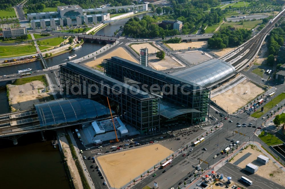 Aerial image Berlin - Track progress and building of the main station of the railway in Berlin, Germany