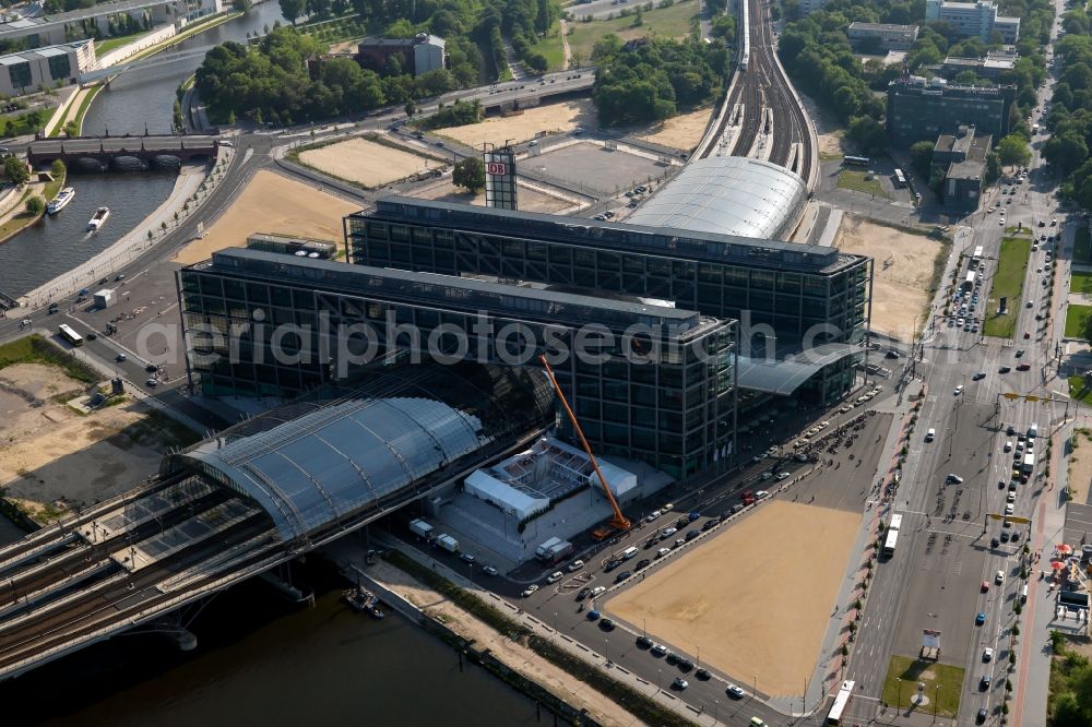 Aerial photograph Berlin - Track progress and building of the main station of the railway in Berlin, Germany