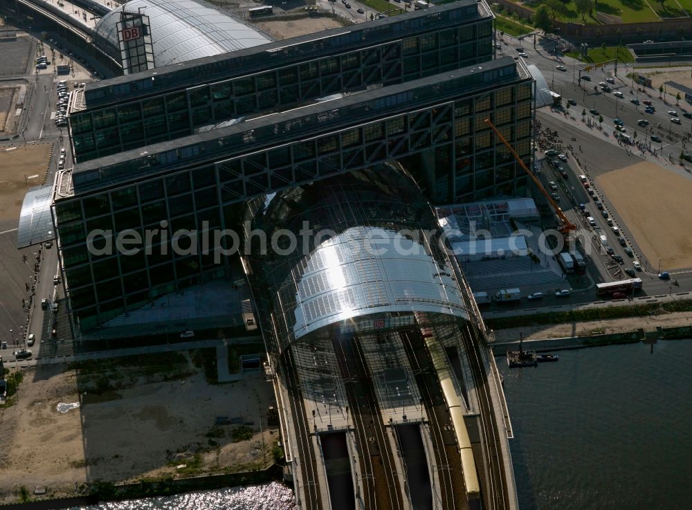 Aerial image Berlin - Track progress and building of the main station of the railway in Berlin, Germany