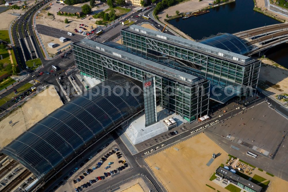 Aerial photograph Berlin - Track progress and building of the main station of the railway in Berlin, Germany