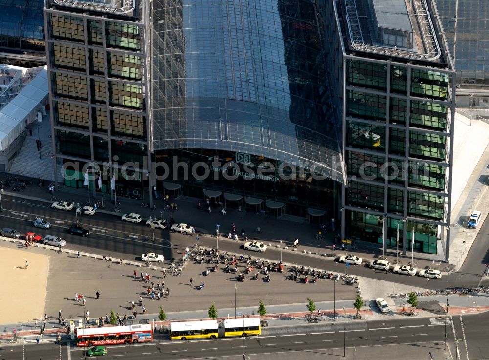 Aerial photograph Berlin - Track progress and building of the main station of the railway in Berlin, Germany